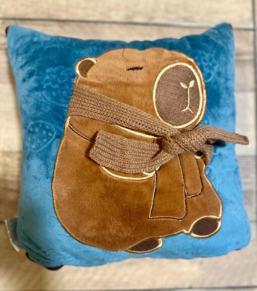 Almohada Capybara con manta