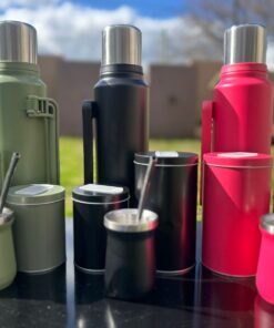 Termo de 1200cc c/ 2 latas + mate de acero y bombilla (detalle en las latas)