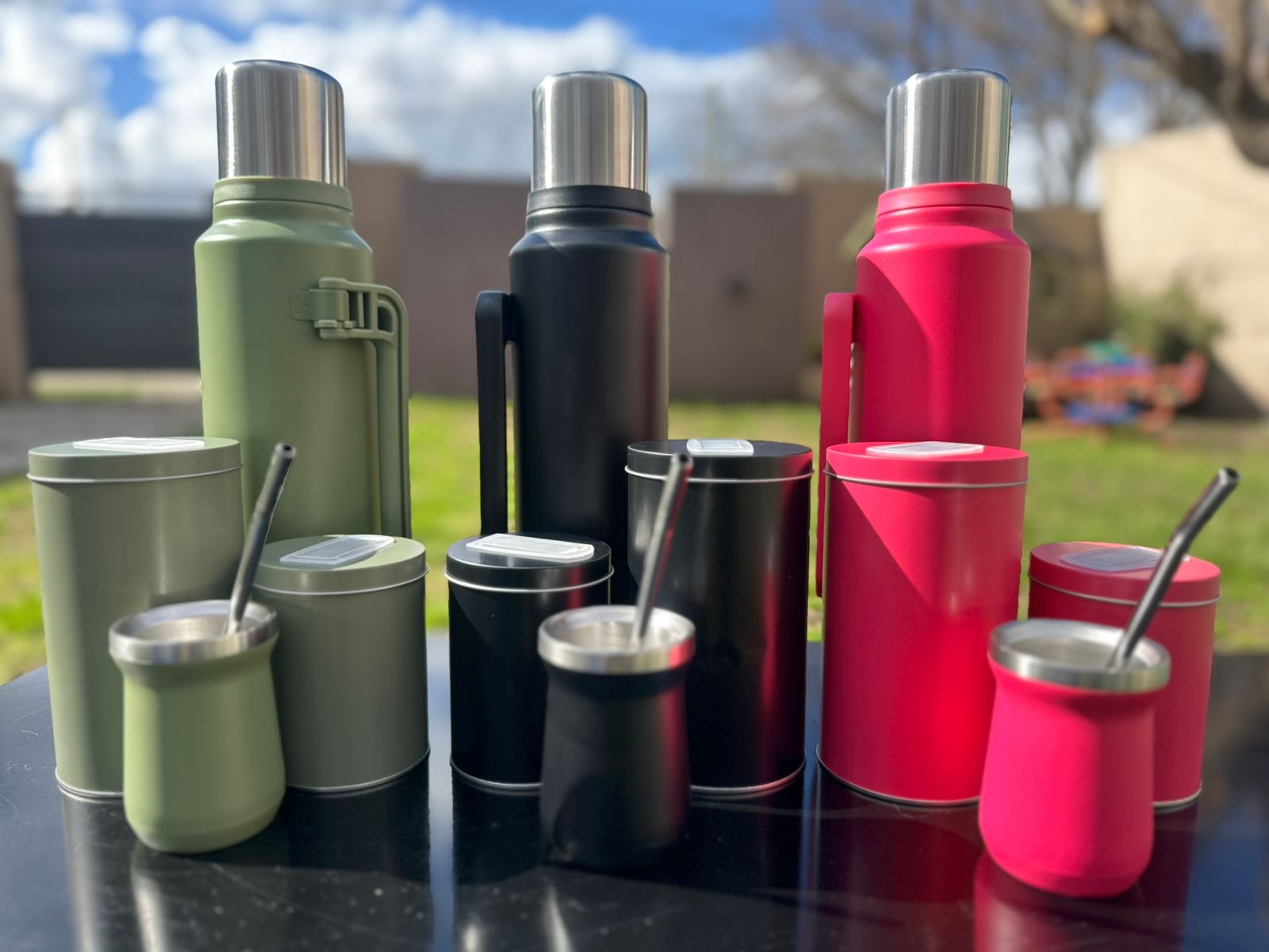 Termo de 1200cc c/ 2 latas + mate de acero y bombilla (detalle en las latas)