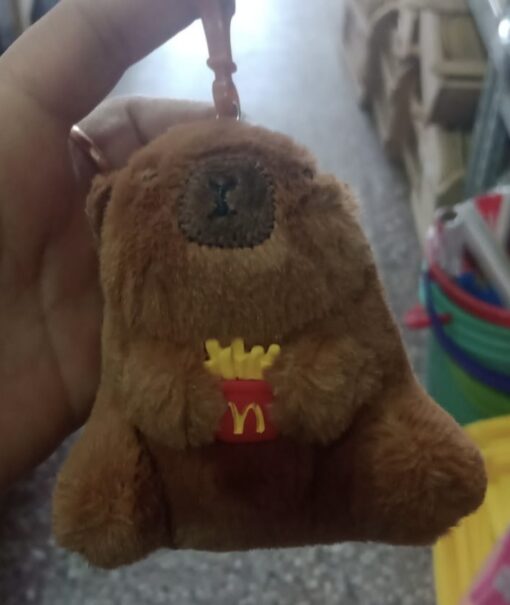 Llavero peluche Capybara Mc donals