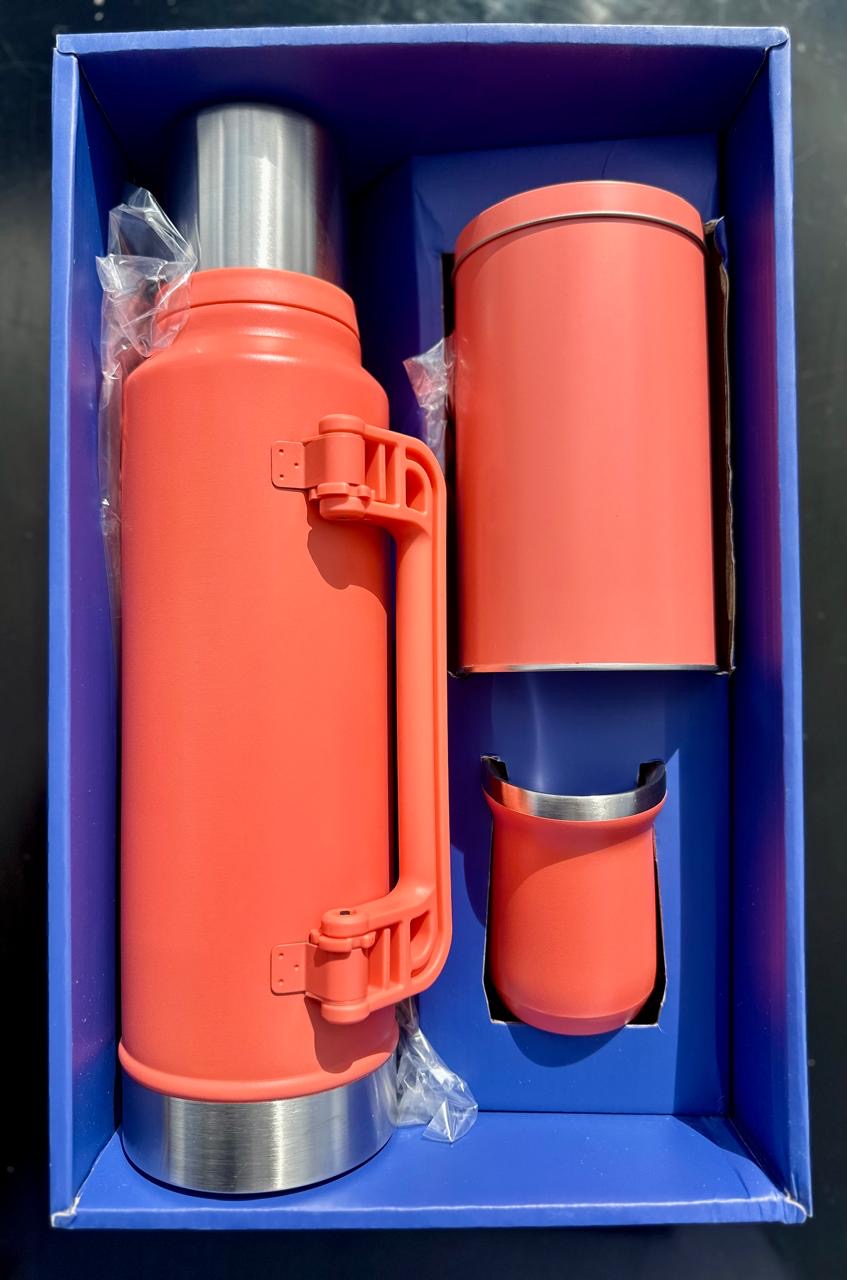 Termo de 1200cc c/ 2 latas + mate de acero y bombilla (detalle en las latas) - Imagen 2